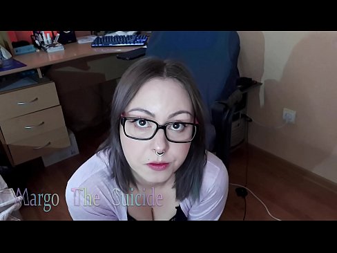 ❤️ Σέξι κορίτσι με γυαλιά πιπιλίζει Dildo βαθιά στην κάμερα ❤ Βίντεο σεξ ️