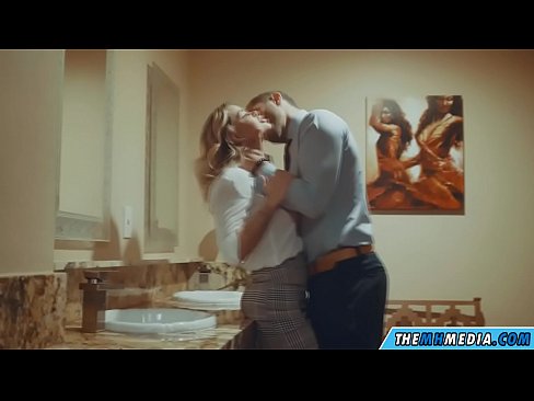❤️ Όταν μια πλούσια ξανθιά σε αποπλανεί σε μια δημόσια τουαλέτα ❤ Βίντεο σεξ ️